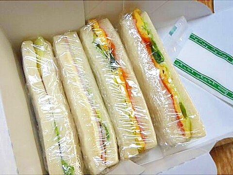 お弁当にほうれん草入りオムレツとハムチーズサンド